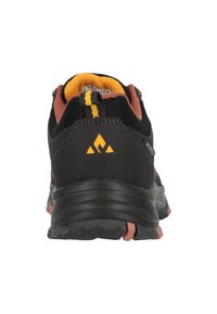 Schwarzer und orangefarbener Sportschuh mit einem Mesh-Obermaterial, verstärktem Fersenbereich, auffällig dargestelltem Logo und Gummisohle mit strukturiertem Profil.