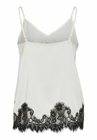 Camisole en satin blanc à fines bretelles, avec un ourlet en dentelle noire détaillée. Le modèle présente un décolleté en V et une texture lisse et élégante.
