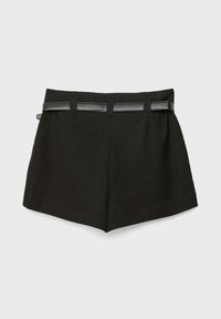 Pantaloni shorts neri su misura con una cintura nera slim infilata attraverso le passanti, esposti in piano su uno sfondo chiaro.