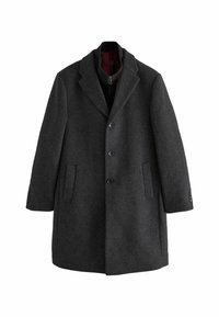 Abrigo de lana gris oscuro con solapa de muesca, tres botones, dos bolsillos delanteros y una tela texturizada. Forro interior en rojo oscuro.