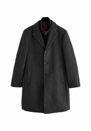 Abrigo de lana gris oscuro con solapa de muesca, tres botones, dos bolsillos delanteros y una tela texturizada. Forro interior en rojo oscuro.