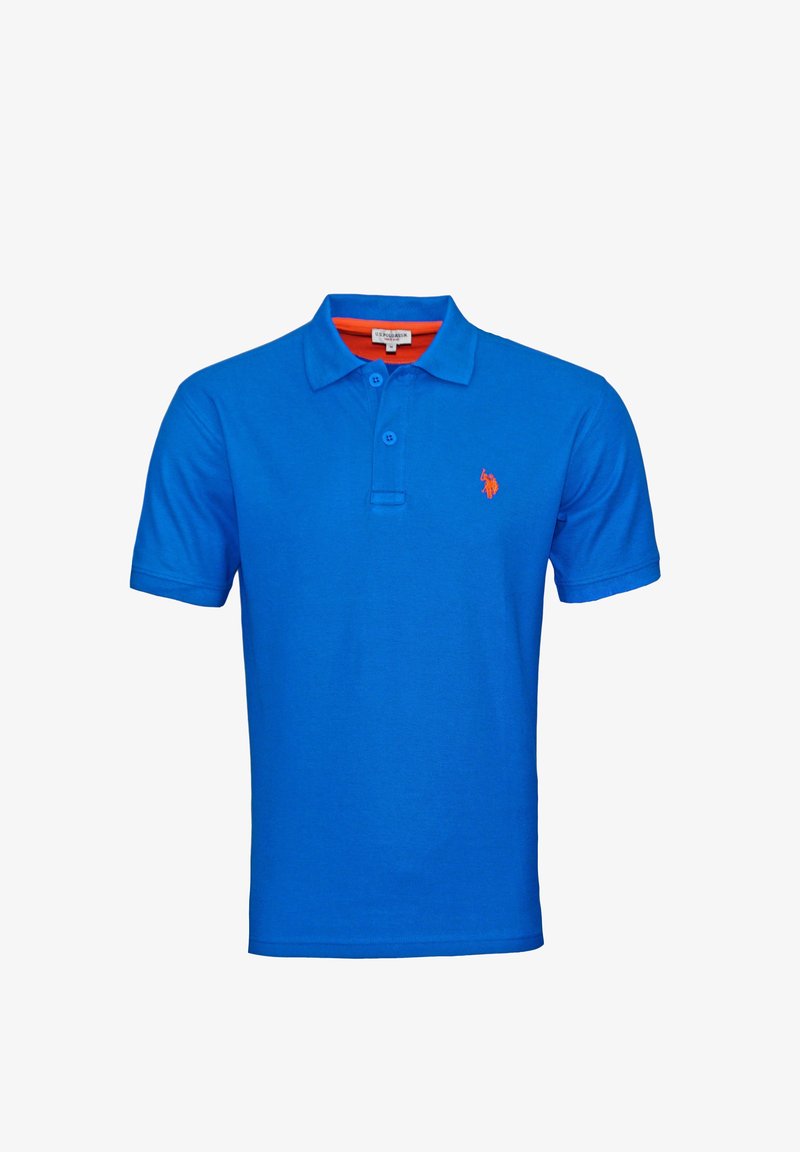 Polo bleu à manches courtes avec col, deux boutons et petit logo rouge brodé sur la poitrine gauche.
