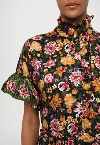 MILLE VICTORIA DRESS - Tričkové šaty - secret garden