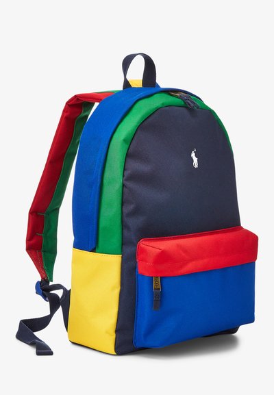 Mochila colorida con un cuerpo azul marino, correas rojas, verdes y azules, y un bolsillo amarillo. Diseñada con una cremallera central y un bolsillo frontal.