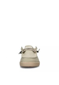 Scarpa in tela beige con punta arrotondata, lacci elastici e suola in gomma texture. Presenta un anello sul retro per una facile vestibilità.