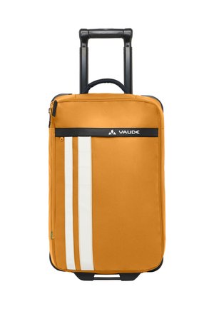 Valigia a rotelle arancione con manico nero, strisce bianche e logo VAUDE. Realizzata in tessuto durevole, presenta una texture liscia e ruote robuste.