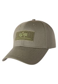 Oliven grøn baseball cap med en tekstureret stof, der har en velcro-patch med "Alpha Industries" logoet og en for-buet skygge.