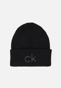 Berretto lavorato a maglia nero con risvolto, caratterizzato da un logo "ck" grigio chiaro ricamato sul davanti. Tessuto testurizzato con motivo a coste.