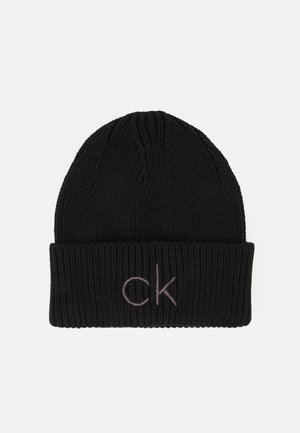 Berretto lavorato a maglia nero con risvolto, caratterizzato da un logo "ck" grigio chiaro ricamato sul davanti. Tessuto testurizzato con motivo a coste.