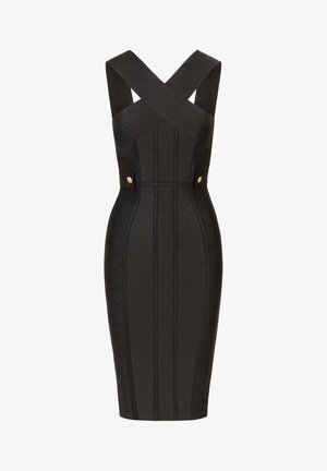 Robe noire ajustée avec des bretelles croisées, un tissu texturé, des coutures verticales et des accents en boutons dorés à la taille de chaque côté.