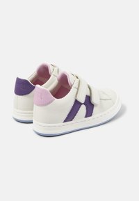 Chaussures en cuir blanche avec des accents violets et roses, dotées de sangles velcro ajustables, de bouts arrondis et d'une doublure intérieure texturée.