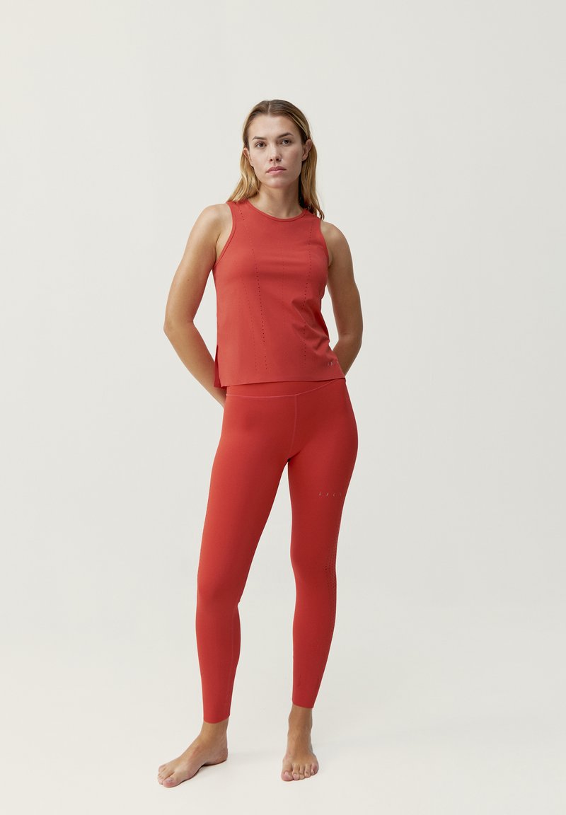 Born Living Yoga Top rood Born Living Yoga Top rood
