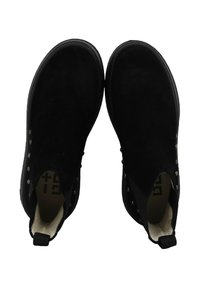 Stivaletti in suede neri con punta rotonda, pannelli laterali elastici e borchie decorative in argento lungo i bordi esterni. Suole in gomma flat.