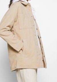 ONLY Abrigo corto - beige