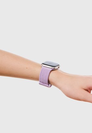 Pols met een smartwatch met een lichtpaarse geweven band op een lichte huidtint tegen een effen grijze achtergrond.