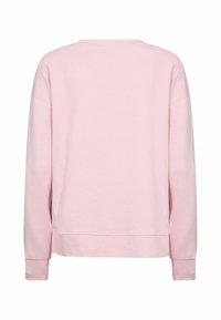 Helepunase tooni heleroosa pusakangaga lahtise lõike, ümar kaeluse ja pikkade varrukatega. Omab soonikuga mansette ja vöökohal asetsevat ääreosa.