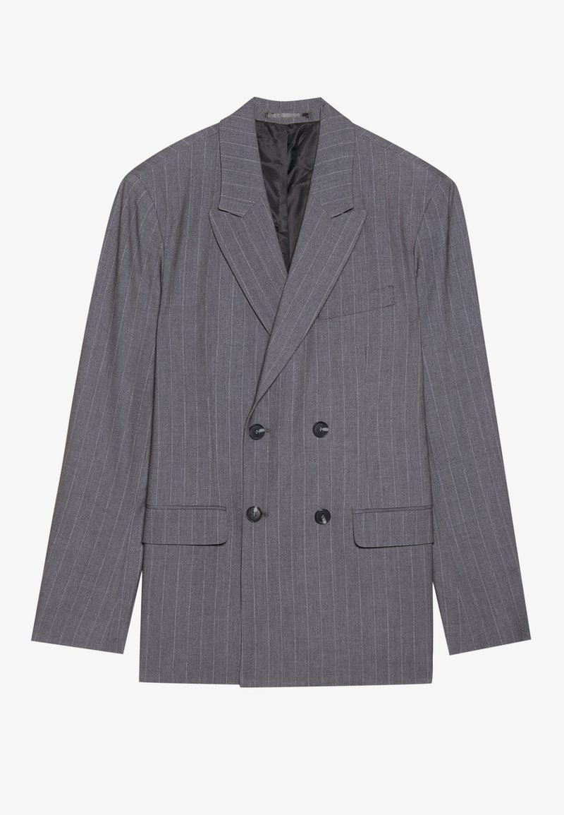 Blazer de doble botonadura a rayas grises con solapas de pico, botones negros y dos bolsillos frontales. Textura suave con un corte entallado.