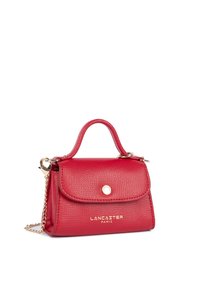 Petit sac à main en cuir rouge texturé avec une poignée supérieure, un bouton doré, une bandoulière chaîne, et le logo "Lancaster Paris" sur le rabat avant.
