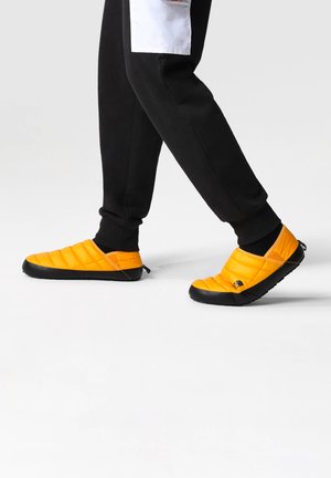 THERMOBALL TRACTION MULE V - Pantolette flach - SUMMIT GOLD/BLACK
