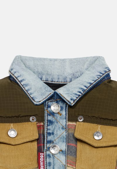 Veste col en denim bleu clair, tissu vert olive, poches en velours côtelé moutarde, doublure à carreaux rouges et boutons-pression argentés.