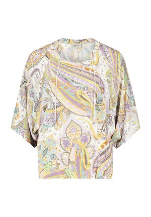 Bluzka w wzory z lekkiego materiału. Posiada okrągły dekolt, krótkie rękawy i luźny krój z kolorowymi wzorami paisley.