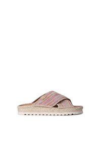 Vävd slip-on sandal med flerfärgad rand, naturlig jute-sula och flätad textur. Öppen tå-design med korsbandkonstruktion.