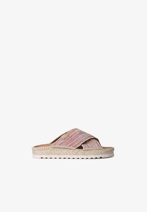 Sandales à enfiler en tissu tissé avec des rayures multicolores, semelle en jute naturel et texture tressée. Design ouvert à l'avant, avec construction à bandes croisées.
