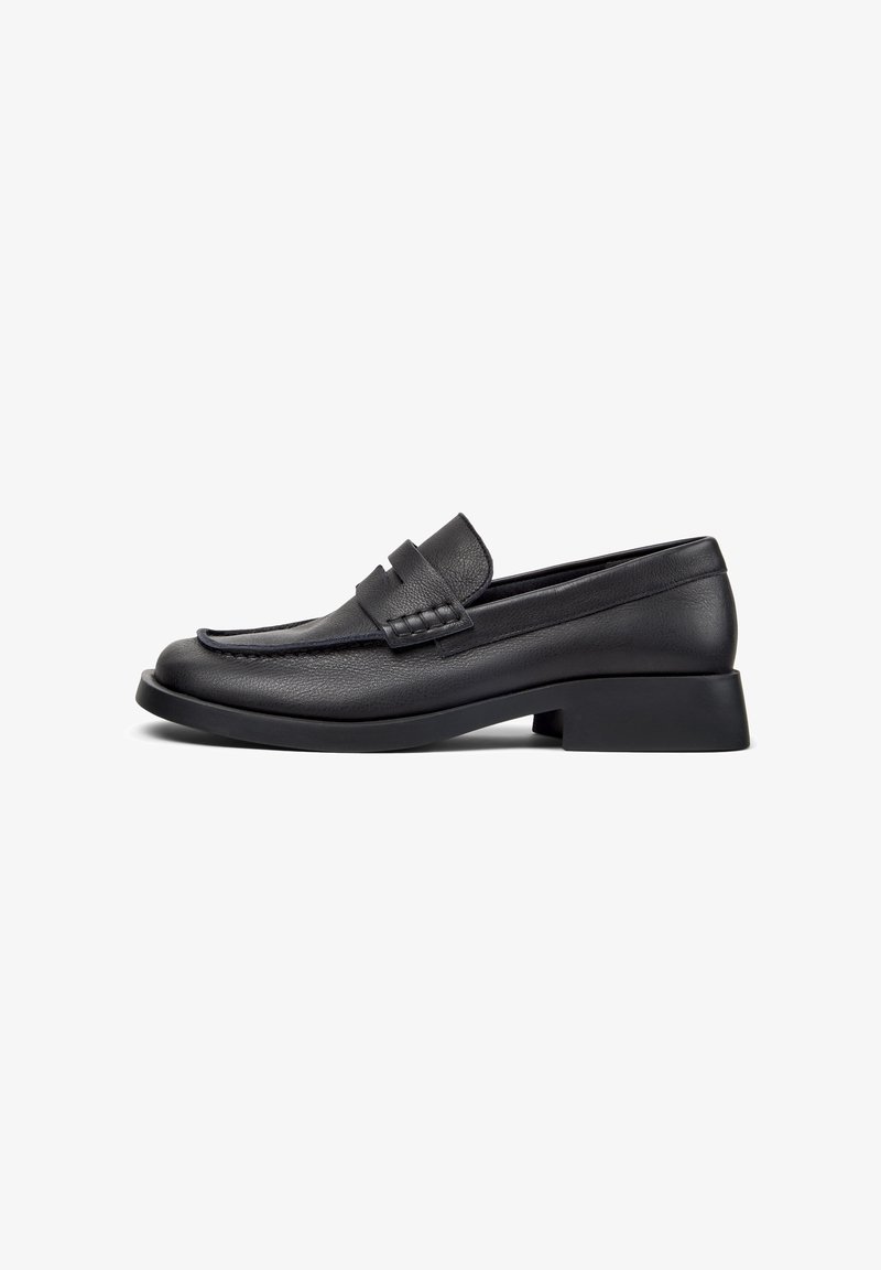 Schwarzer Lederloafers mit niedrigem Blockabsatz, abgerundetem Zehenbereich und genähten Details am Obermaterial. Glatte Textur, minimalistisches Design.