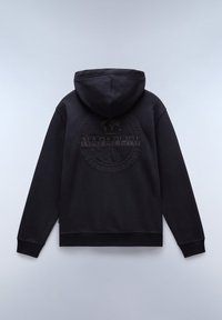 Zwarte pullover hoodie met een groot reliëflogo op de achterkant, voorzien van een kangoeroezak en geribde manchetten en zoom, gemaakt van zachte stof.