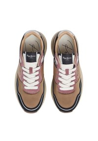 Baskets beige et rose avec lacets blancs, dotées d'un design superposé, d'accents noirs et d'un panneau latéral texturé. Logo sur la languette.