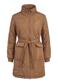 Veste matelassée marron avec col montant, fermeture à glissière à l'avant, ceinture à la taille et deux poches avant. Les poignets sont côtelés pour plus de texture.