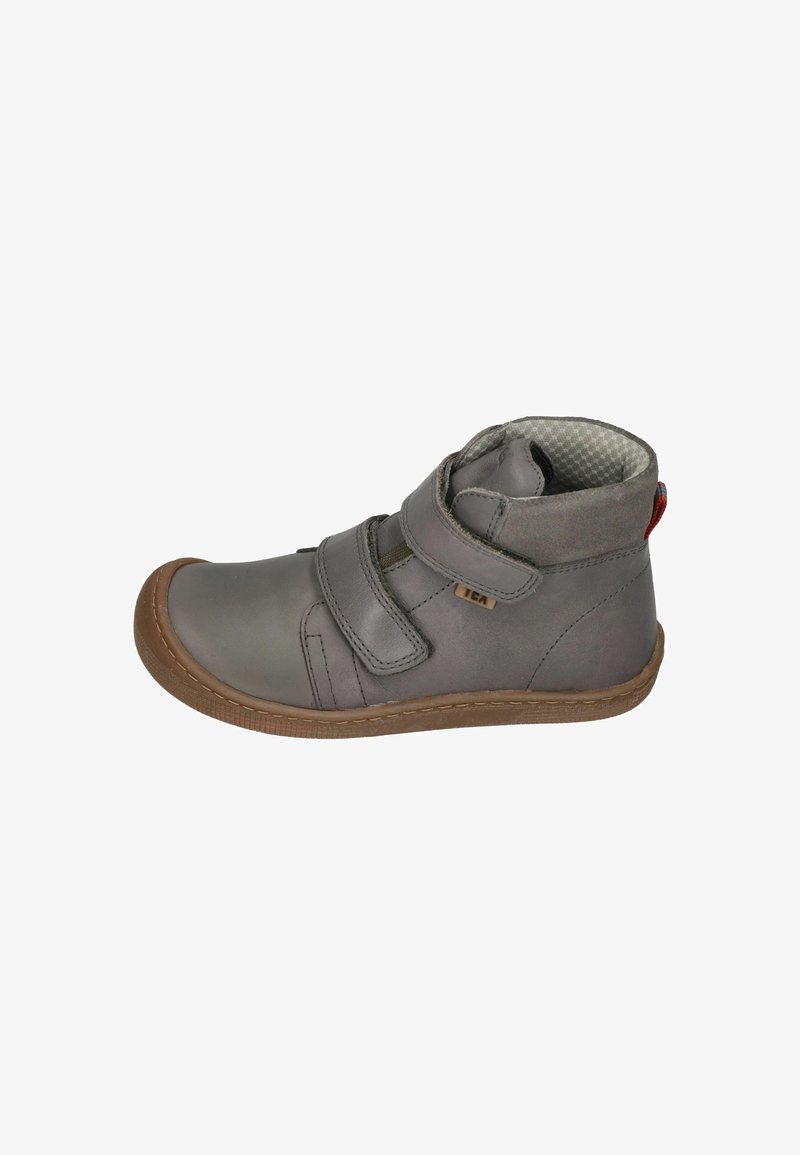 Grau Leder High-Top-Schuh mit Klettverschlussriemen, gummierter Sohle und strukturiertem Futter. Verfügt über ein kleines Logo und einen roten Akzent an der Ferse.
