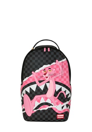 Mochila a cuadros en negro y rosa con personaje de la Pantera Rosa y gráfico estilizado de dientes de tiburón en el bolsillo delantero.