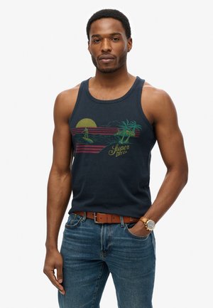 Mørkeblå bomulds tank top med et retro grafisk design, der viser palmer, en solnedgang og "Super Dry Co" i buet tekst; slim fit design.