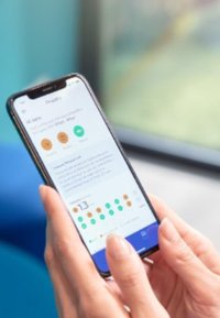 Smartphone con un telaio nero, che mostra un'interfaccia di un'app con cerchi arancioni e verdi, testo e vari punti dati codificati per colore.