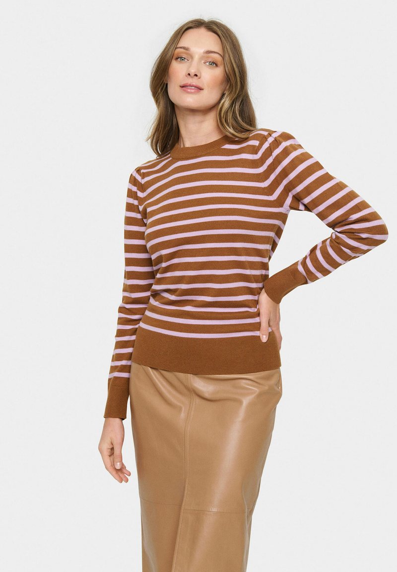 Gestreifter Pullover in Braun und Lavendel mit Rundhalsausschnitt und gerippten Bündchen, kombiniert mit einem rock aus braunem Leder. Glatte Textur, enganliegendes Design.