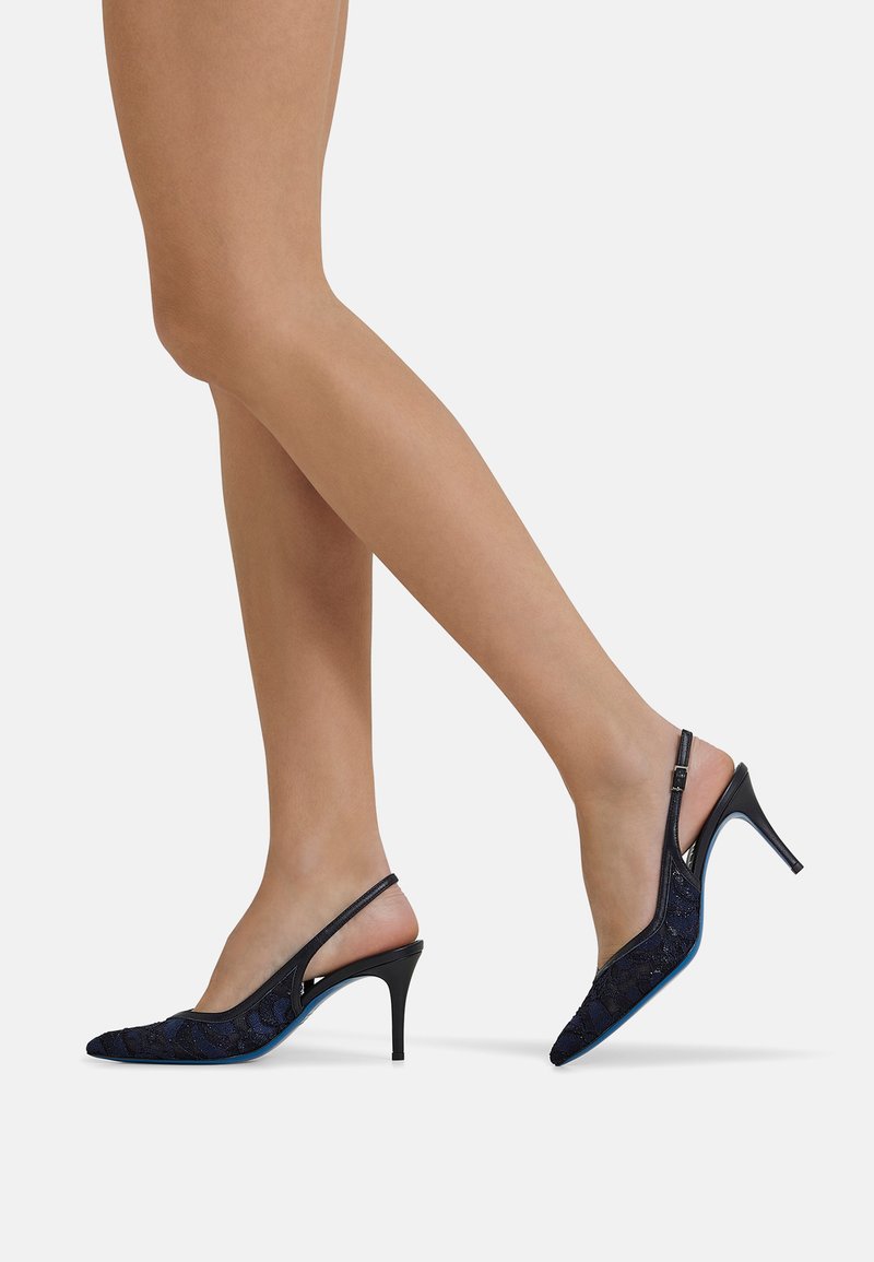 Slingback con tacco alto di colore blu navy, caratterizzati da una tomaia in tessuto testurizzato e un design a punta, con un sottile tacco a stiletto.