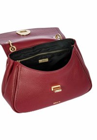 Sac à main en cuir bordeaux de Bric's avec une finition texturée, doté d'une fermeture à rabat magnétique, de quincaillerie dorée et d'une poche zippée en tissu noir à l'intérieur.
