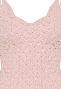 Haut rose clair en maille avec un motif festonné et un col en U, montrant une texture tissée détaillée.