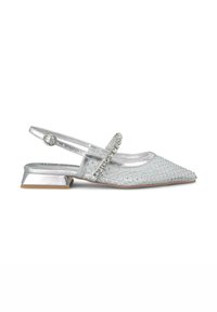 Scarpa slingback argento con punta appuntita, tomaia testurizzata con dettagli a motivo e un piccolo tacco a blocco con una fascetta decorativa.