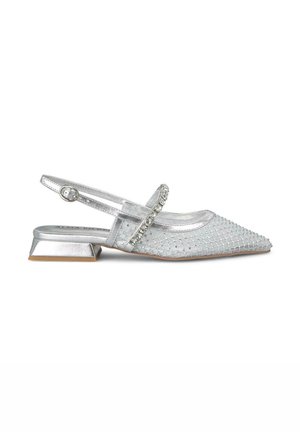 Scarpa slingback argento con punta appuntita, tomaia testurizzata con dettagli a motivo e un piccolo tacco a blocco con una fascetta decorativa.