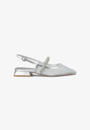 Chaussure slingback argentée avec un bout pointu, dessus texturé avec des motifs, et un petit talon bloc avec une sangle décorative.