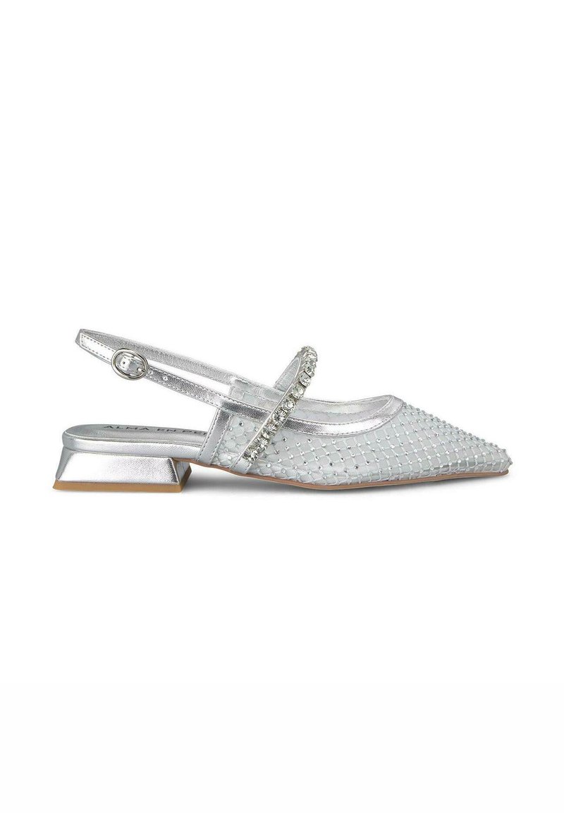 Scarpa slingback argento con punta appuntita, tomaia testurizzata con dettagli a motivo e un piccolo tacco a blocco con una fascetta decorativa.