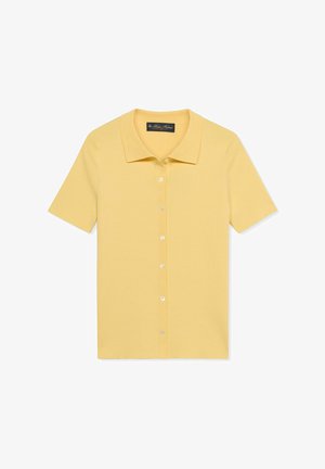 Geel poloshirt met korte mouwen en knoopsluiting, plat gelegd op een witte achtergrond.