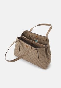 Bruine tote bag met patroon en dubbele handvatten, voorzien van een gestructureerd ontwerp, goudkleurige accenten en meerdere binnenzakken.