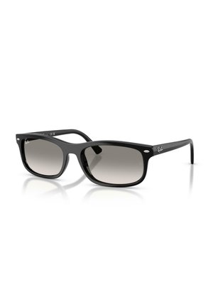 Lunettes de soleil Ray-Ban rectangulaires noires avec verres dégradés foncés et branches fines sur fond blanc.