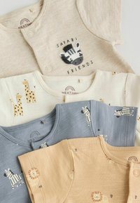 Četiri presavijena dječja bodija u bež, krem boji s žirafama, plava s zebrama i narančasta sa lavovima, svi s kratkim rukavima i kopčama na drukere.