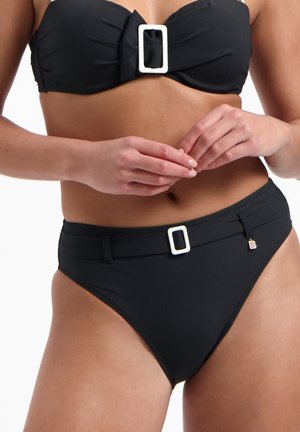 Bikini nero con texture a righe. Il top presenta una grande fibbia bianca, mentre il pezzo inferiore a vita alta ha dettagli e accenti coordinati con fibbie.