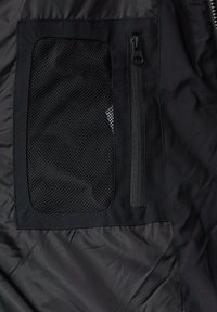 Schwarzer Jackenstoff mit einer strukturierten Netz-Tasche, ausgestattet mit einem Reißverschluss. Glatte, matte Oberfläche mit einem schlanken Design.