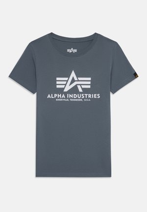 Kortermet crewneck t-skjorte i mørkegrå bomull, med en hvit Alpha Industries-logo med tre horisontale striper og tekst nedenfor.